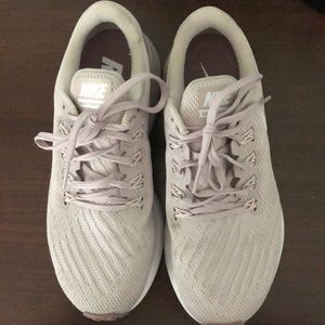 Nike zoom structure 22 like new!!